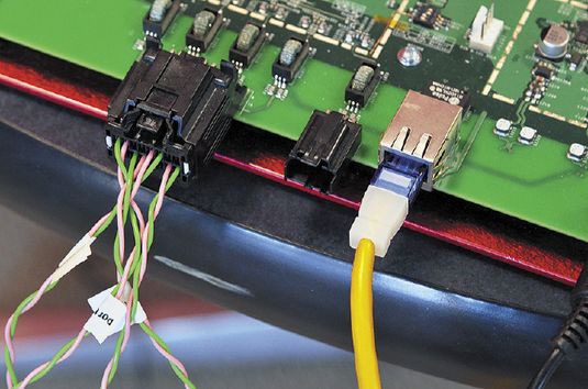 ДЛЯ СОЕДИНЕНИЯ различных автомобильных устройств в Broadcom полагаются на проводную сеть 