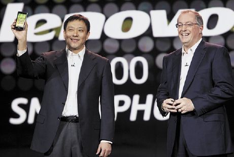 СМАРТФОН LENOVO K800, построенный на базе процессора Intel Atom, был представлен на выставке CES рядом с референсной моделью от самой Intel Фото: cesweb.org 