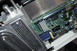 В РЕШЕНИИ, ПРЕДЛОЖЕННМ ICETOP, охлаждающая жидкость отводит тепло от материнской платы с помощью конвекции, а затем передает в теплообменный агрегат, через который под малым давлением прокачивается вода 