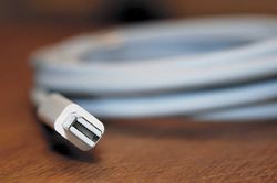 ИЗ-ЗА ЧРЕЗМЕРНОЙ стоимости волоконно-оптического соединения первые порты Thunderbolt, появившиеся на компьютерах Apple Macintosh в прошлом году, подключались по медному кабелю