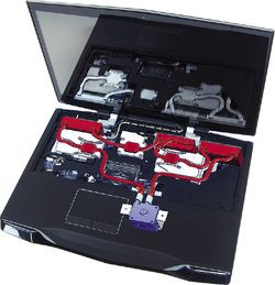 СИСТЕМА ЖИДКОСТНОГО охлаждения, соединяющая радиаторы всех чипов на плате ноутбука, эффективно рассеивает тепло