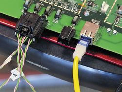 В КОМПАНИИ Broadcom НАДЕЮТСЯ ПОМОЧЬ производителям автомобилей путем создания нового типа Ethernet-кабеля (слева), более легкого и тонкого, чем традиционный (справа) 