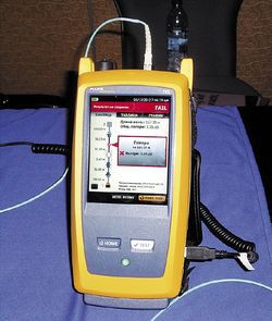 НА ЭКРАНЕ РЕФЛЕКТОМЕТРА представлены графическое изображение оптической трассы и численные значения измерений 