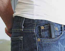 FITBIT TRACKER — беспроводное устройство, которое подсчитывает количество шагов, пройденных хозяином, отслеживает качество его сна и другие показатели Источник: FitBit 