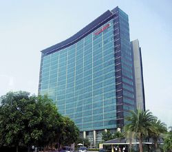 ПРЕДЛАГАЯ ПРОДУКТЫ В КОМПЛЕКСЕ, включая серверы, сетевое оборудование и системы хранения, Huawei помогает своим клиентам снизить расходы Источник: Brecke-Osteuropa/Wikipedia