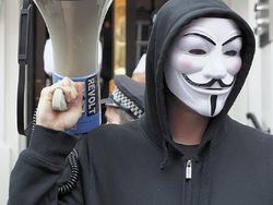 ПОСОЛЬСТВО ЭКВАДОРА ОКРУЖАЮТ многочисленные сторонники Ассанжа, убежденные, что он является жертвой межгосударственного заговора 