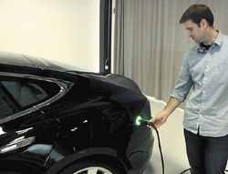 ЧТОБЫ ПЕРЕЗАРЯДИТЬ БАТАРЕЮ, достаточно воткнуть кабель в розетку, которая находится там, где у машины с бензиновым двигателем располагается люк бензобака; зеленая лампочка начинает мигать, причем частота мигания в ходе процесса уменьшается; когда батарея заряжена, лампочка горит ровным зеленым светом