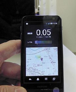 АППАРАТ, ВЫПУЩЕННЫЙ для Softbank компанией Sharp, работает под управлением Android 4.0 и имеет стандартную для японских смартфонов функциональность: мобильное ТВ, платежи касанием и инфракрасная передача данных, а также оснащен встроенным счетчиком Гейгера 