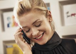 ПРИ ОБСЛУЖИВАНИИ АБОНЕНТОВ в роуминге у операторов возникают дополнительные издержки, которые они перераспределяют на всех абонентов. Отмена национального роуминга в таком случае может привести к повышению цен на мобильную связь и плохо скажется на конкуренции, говорилось в отзыве правительства 