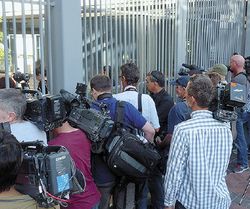 ВЕРДИКТА ПРИСЯЖНЫХ с нетерпением ожидали многочисленные журналисты, юристы и другие наблюдатели 