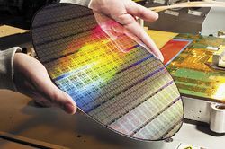 НОВЫЙ ПРОЦЕССОР IBM Power7+ будет производиться с нормой проектирования 32 нм, что означает шаг вперед по сравнению с Power7, для которого применялся процесс на 45 нм 