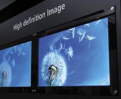 НА СТЕНДЕ SHARP БЫЛО ПРЕДСТАВЛЕНО несколько прототипов, созданных на основе нового типа жидкокристаллических экранов IGZO 