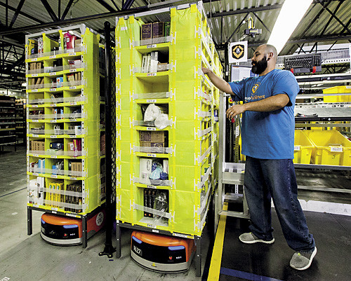 Amazon комплектует склады роботами в преддверии праздничных распродаж