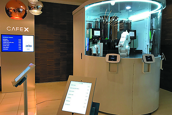 Железный кофевар в автоматической кофейне работает, не зная отдыха