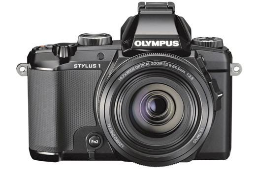 Olympus представила компактный фотоаппарат со светосильным универсальным объективом