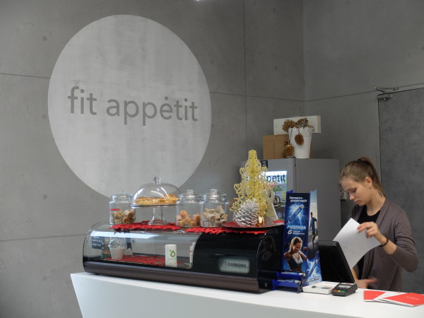 Выбор камер определялся условиями на конкретном объекте и решаемой задачей. Камеры, установленные над кассой, имеют достаточное разрешение, чтобы можно было видеть номинал используемых купюр.