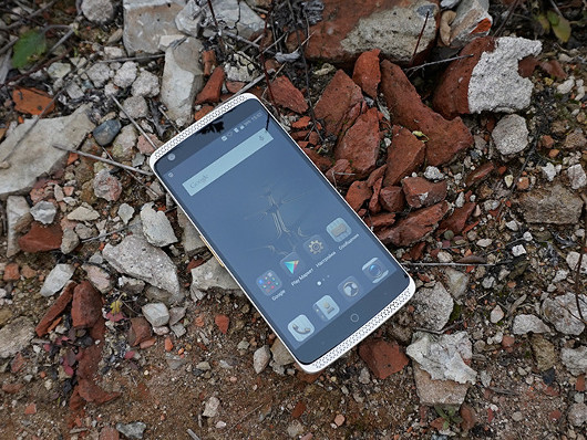 Смартфон ZTE Axon: Китайский флагман со странным дизайном и мощной начинкой 