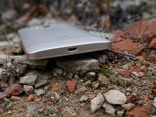 Смартфон ZTE Axon: Китайский флагман со странным дизайном и мощной начинкой 