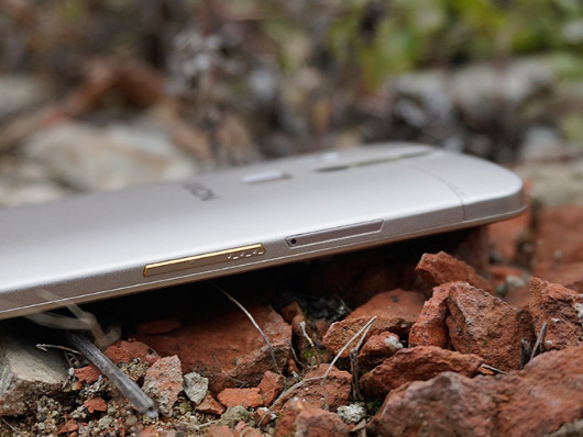 Смартфон ZTE Axon: Китайский флагман со странным дизайном и мощной начинкой 