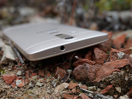 Смартфон ZTE Axon: Китайский флагман со странным дизайном и мощной начинкой 