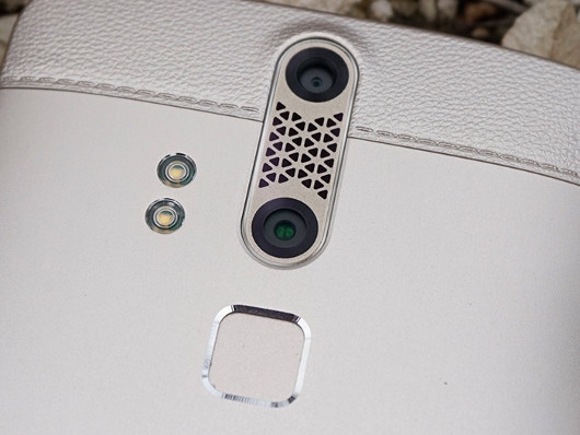 Смартфон ZTE Axon: Китайский флагман со странным дизайном и мощной начинкой 