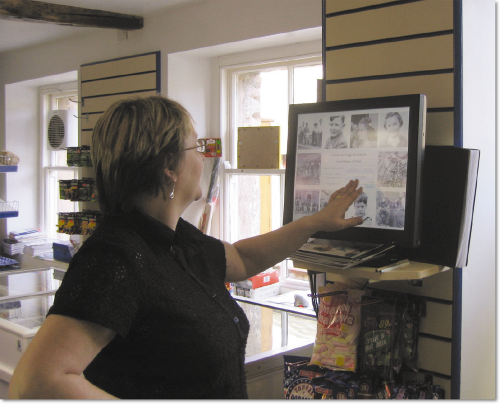 Рис. 3. Использование интерактивного фотодисплея в деревенском магазине