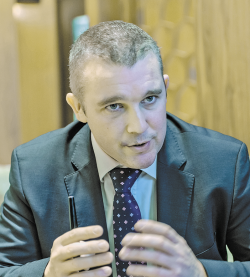 Грег Хансон: «Мы стремимся помочь организациям адаптироваться к новой цифровой эпохе, про которую говорят, что данные — это «нефть» современности. Если компании не научатся зарабатывать на источниках этой новой «нефти», то будут сметены с рынка»