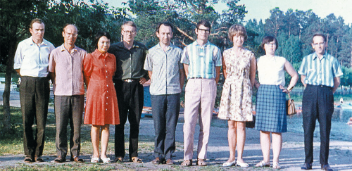 Группа разработчиков ОС ДИСПАК. Слева направо: Юрий Озорнин, Николай Шулепов, Светлана Зельдинова, Владимир Карякин, Владимир Тюрин, Виталий Зуев, Людмила Кошкина (Челябинск-70, 1969 год)