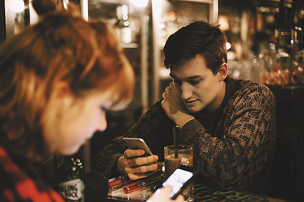 Рассматривание чужих фотографий негативно влияет на самооценку