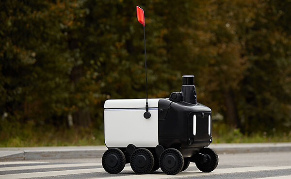 Суд отменил штраф ГИБДД за действия робота-курьера