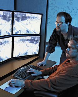 СИСТЕМА ВИДЕОНАБЛЮДЕНИЯ — что-то вроде страхового полиса для полиции, когда она выполняет свою работу. Когда проходил разгон протестного движения Occupy Los-Angeles, камеры засвидетельствовали, что офицеры вели себя строго профессионально и что никаких проблем не возникало 