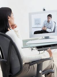 ВО МНОГИХ СЛУЧАЯХ телепсихотерапия не просто создает дополнительные удобства для врачей и пациентов, но является настоятельной необходимостью. Зачастую пациенты проживают в районах, где нет психиатров, ведущих частную практику, а в больницах должность штатного психиатра не предусмотрена