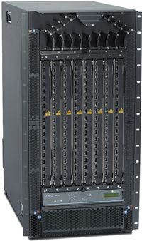 РЕШЕНИЕ QFABRIC разработано на основе сетевой архитектуры «3-2-1» компании Juniper, которая преобразовывает традиционную трехуровневую сеть ЦОД в сверхпроизводительную одноуровневую. На фото — система Juniper QFX3008  Источник: Juniper Networks