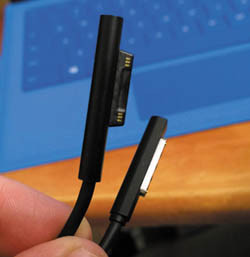 Новый соединитель питания Surface Pro 3 (слева) и?соединитель Surface Pro/Pro 2 (справа)