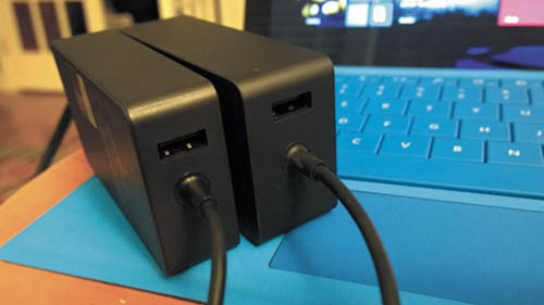 Более миниатюрный и тонкий источник питания Surface Pro 3 (слева) и Surface Pro/Pro 2 (справа)