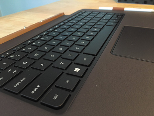 Клавиатуру можно отсоединить и продолжать работать