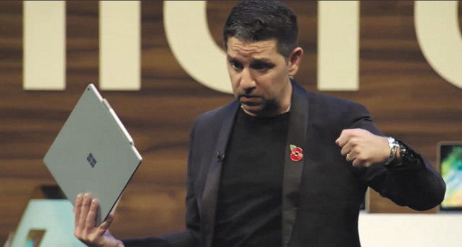 Панос Панай с 15-дюймовым планшетом Surface Book 2