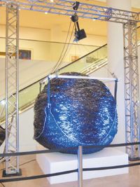 Прощай лента. Занесенный в Книгу рекордов Гиннесса клубок из магнитных лент знаменует конец эры ленточных накопителей.