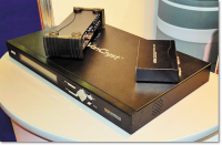 Коммутатор, разветвитель и повторитель. Возможность каскадирования коммутаторов видеосигнала и разветвителей, а также использование различных повторителей позволяют строить масштабные сети Digital Signage, поддерживающие тысячи устройств воспроизведения.