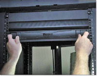 Рисунок 9. Бланкирующие шторки устанавливаются в верхней части шкафа и, как жалюзи, опускаются в нужную позицию.