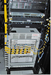 Для ЦОД и кампусных сетей. В маршрутизирующих коммутаторах Avaya VSP 9000 используются программируемые сетевые процессоры и поддерживается технология SPB для управления сервисами в сети, включающей сотни узлов, а кластер коммутаторов обеспечивает высокую отказоустойчивость.