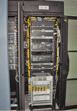 В ЦОД развернуты маршрутизирующие коммутаторы Avaya Virtual Services Platform (VSP) 9000 (внизу). Это решение нового поколения для критически важных центров обработки данных и базовых сетей комплексов зданий ориентировано на удовлетворение потребностей крупных предприятий и операторов. Ядро локальной олимпийской сети обслуживают отказоустойчивые коммутаторы VSP 9000 с производительностью 27 Тбит/с (в кластерной конфигурации — более 100 Тбит/с), содержащие в одном шасси до 240 10-гигабитных портов. VSP 9000 позволяет построить динамические ЦОД с гибкой инфраструктурой виртуальных сетей, обеспечить бесперебойный доступ к приложениям и услугам, упростить функционирование сети и сократить затраты на развертывание новых услуг.