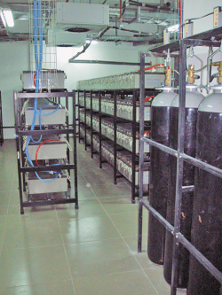 Аккумуляторные батареи находятся в отдельном помещении. Аккумуляторные батареи — важный компонент системы электропитания ЦОД. Стандарт TIA-942 рекомендует применение в центрах обработки данных герметичных необслуживаемых аккумуляторов, изготовленных по технологии VLRA (свинцово-кислотных герметизированных батарей с регулирующими клапанами).