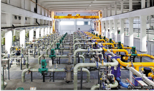 Рисунок 3. В новом ЦОД компании Google, размещенном в Финляндии, морская вода поступает в гигантский теплообменник, где она охлаждает воду, направляемую в серверные залы. Синие трубы переносят холодную воду, желтые — горячую.