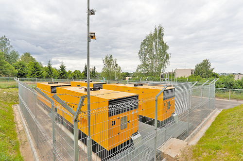 Еще один вид снаружи ЦОД. Эти дизельные генераторы с резервуарами топлива находятся под постоянным видеонаблюдением. В случае неисправностей в подаче электричества запуск генераторов гарантирует бесперебойную работу полностью нагруженного ЦОД в течение 24 часов. 