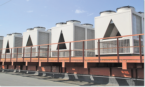 Рисунок 1. Относительно высокая энергоэффективность ЦОД  стала возможна благодаря установке системы охлаждения с режимом естественного охлаждения (фрикулинг). Данный режим реализуется с помощью установленных на крыше сухих градирен (драйкулеров), которые «помогают» чиллерам охлаждать смесь пропиленгликоля с водой.