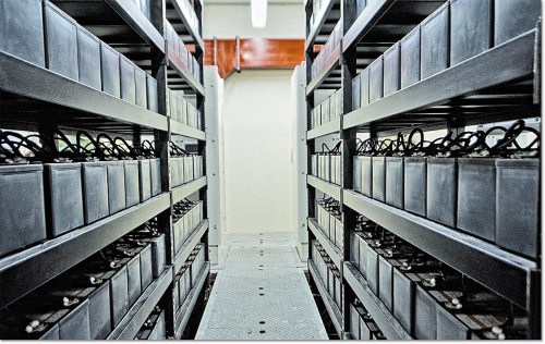 Рисунок 2. Большое поле аккумуляторов — неотъемлемый элемент системы бесперебойного питания, построенной на основе статических ИБП.