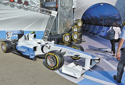 Гоночная атрибутика форума символизировала высокие показатели скорости и производительности новых продуктов.