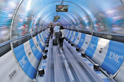 Гоночная атрибутика форума символизировала высокие показатели скорости и производительности новых продуктов.