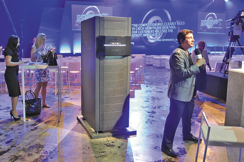 Уже в октябре EMC планирует включить новые технологии VNX в интегрированные системы vBlock альянса VCE. Последние призваны облегчить заказчикам «путь в облако». Другой вариант — использование предлагаемых EMC эталонных архитектур VSPLEX. Теперь они доступны в новых конфигурациях и с новыми системами VNX. В эталонных архитектурах VSPLEX удвоено число поддерживаемых виртуальных машин и расширен спектр вариантов для разных нагрузок, при этом их стоимость осталась прежней.  